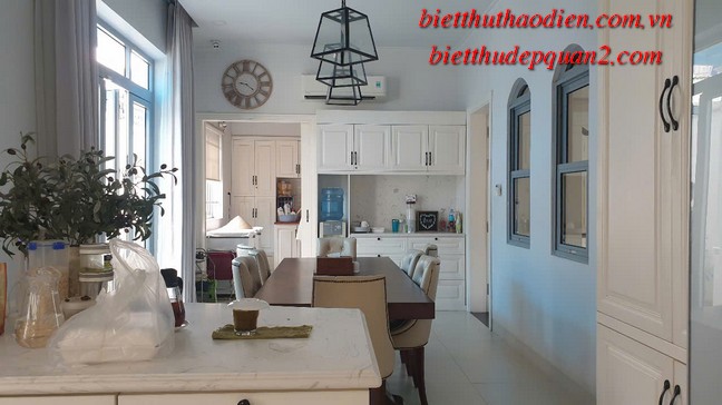 Bếp nhìn ra phòng ăn và phòng giặt